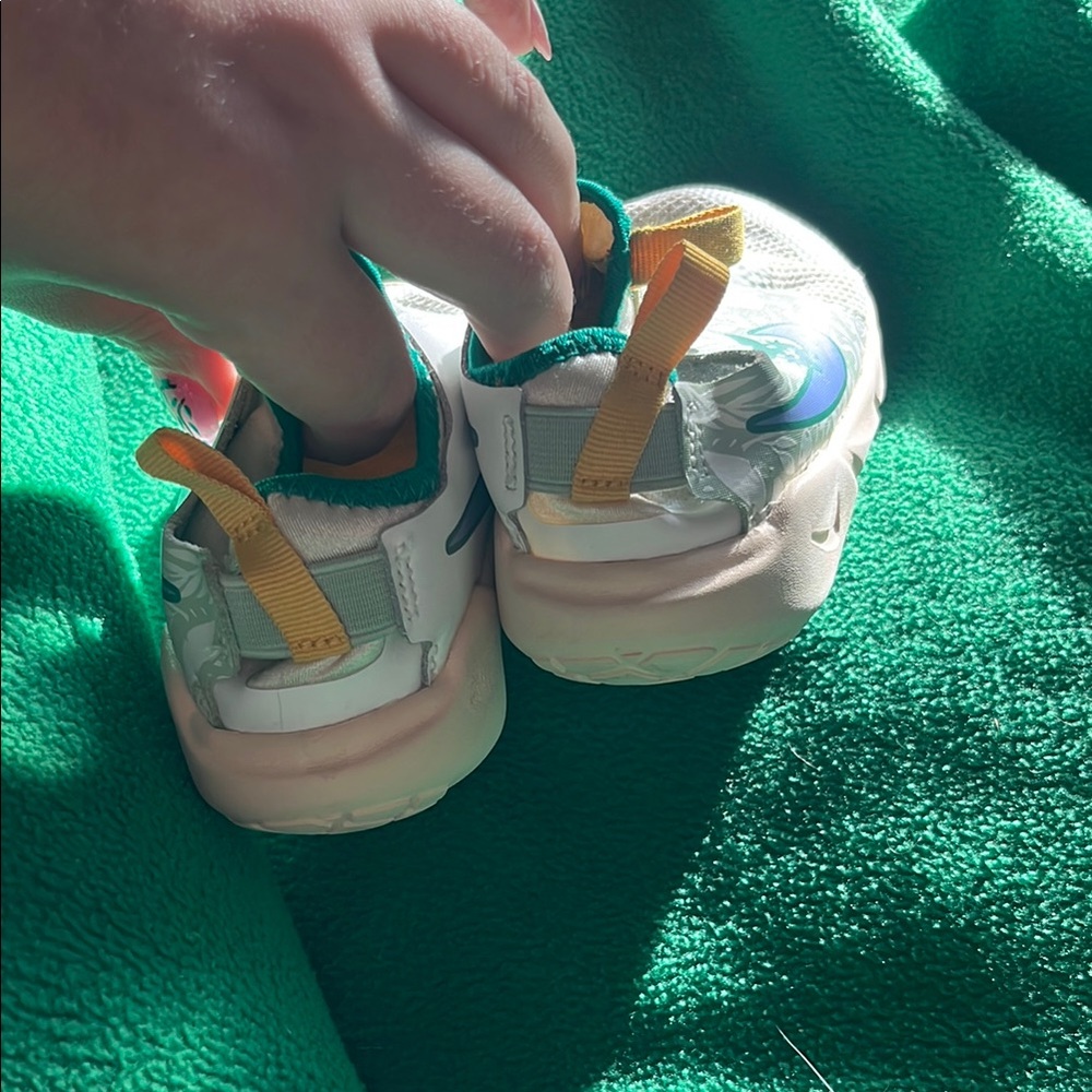 Nike Kids Shoes - Green and White - Picture 3 of 7